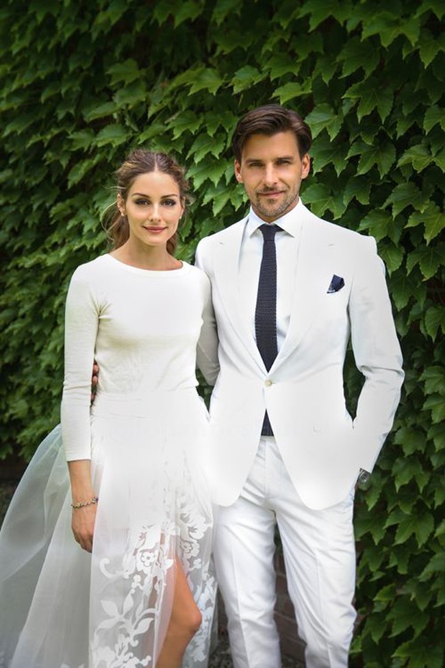 Fashionista Olivia Palermo tak disangka memilih gaun pernikahan yang sederhana namun unik. Dia memakai sweatshirt putih dan pakai celana pendek di balik rok tullenya. Foto: dok. Instagram