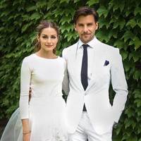 Fashionista Olivia Palermo tak disangka memilih gaun pernikahan yang sederhana namun unik. Dia memakai sweatshirt putih dan pakai celana pendek di balik rok tullenya. Foto: dok. Instagram