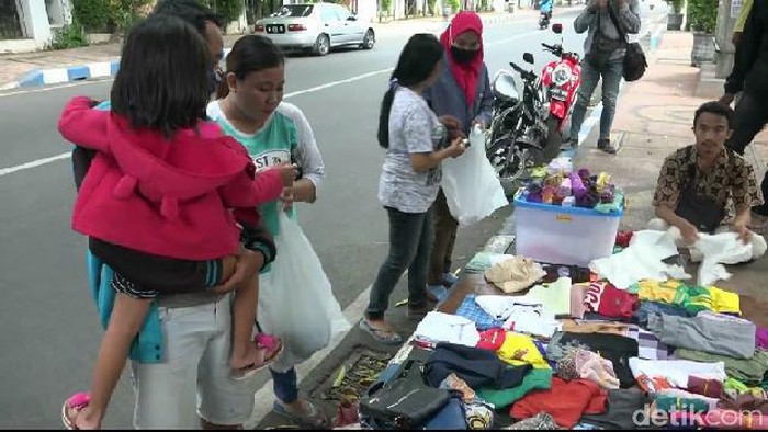 Kelompok pemuda di Kota Probolinggo menggelar pasar tanpa uang di trotoar jalan. Warga yang mengalami kesulitan ekonomi di tengah pandemi COVID-19, bisa mengabil barang secara gratis.