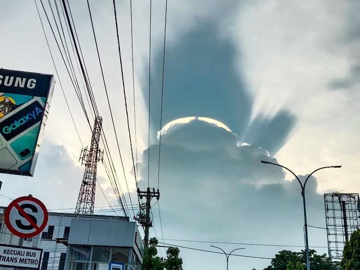 Penampakan awan di langit Pekanbaru, Riau, menarik perhatian warga (dok Istimewa)