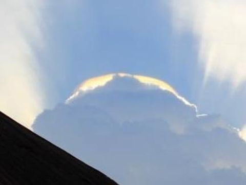 Penampakan awan di langit Pekanbaru, Riau, menarik perhatian warga (dok Istimewa)