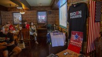 Selain menayangkan hasil perhitungan suara di layar, restoran di Bangkok ini juga menampilkan atribut dukungan kepada Joe Biden dan Kamala Harris.  