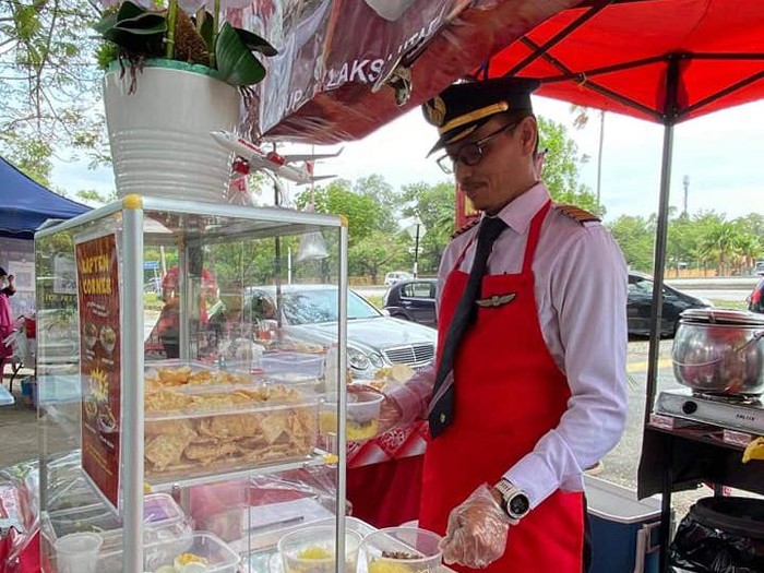 Pilot Ini dengan Bangga Pakai Seragamnya Untuk Jualan Rujak