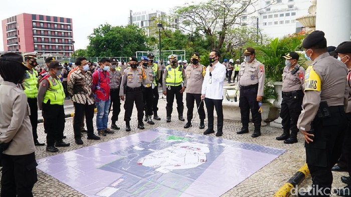 Polisi menerjunkan 200 personel untuk mengamankan lokasi debat Calon Walikota dan Calon Wakil Wali Kota Surabaya.
