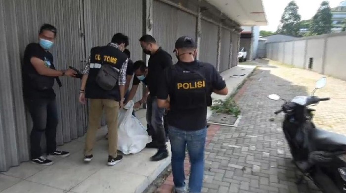 Polres Jakbar tangkap kakak beradik pengedar sabu di Banyuasin, Palembang.