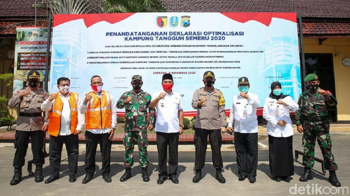 Upaya peningkatan disiplin warga Kabupaten Jombang dalam mematuhi protokol kesehatan (Prokes) untuk mencegah penyebaran COVID-19, dilakukan berbasis komunitas. Polisi bersama pemerintahan setempat sepakat mengoptimalkan fungsi kampung tangguh Semeru (KTS).