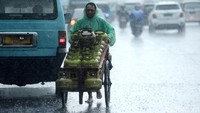 Hujan kembali mengguyur kawasan Jakarta di awal bulan November. Tak hanya pengendara motor, sejumlah pedagang juga tampak mengenakan jas hujan saat beraktivitas di kala hujan.