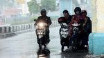 Potret Hujan Mengguyur Kawasan Jakarta