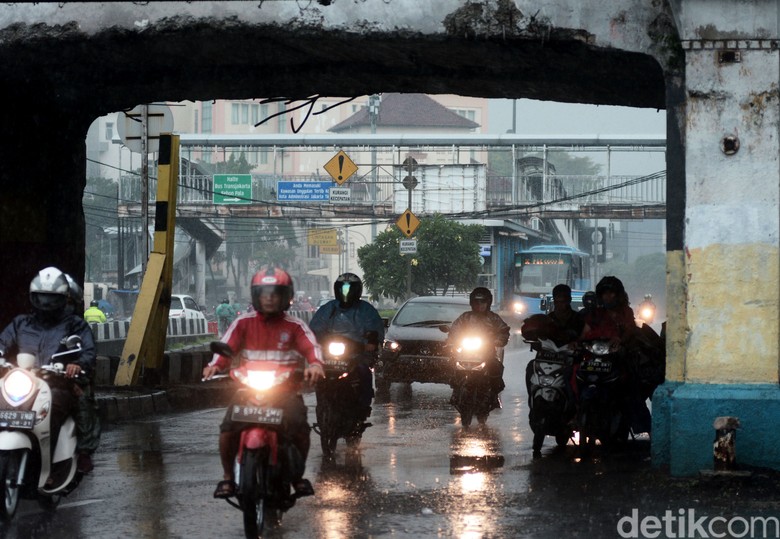 Potret Hujan Mengguyur Kawasan Jakarta Hujan mengguyur kawasan Jakarta di awal bulan November. Para pengguna jalan pun tampak siap sedia jas hujan agar tetap dapat beraktivitas di kala hujan.