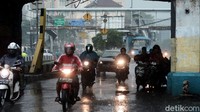 Seperti diketahui, memasuki musim hujan sejumlah warga mulai melakukan berbagai upaya antisipasi salah satunya dengan menyiapkan jas hujan untuk digunakan saat akan beraktivitas di tengah hujan.