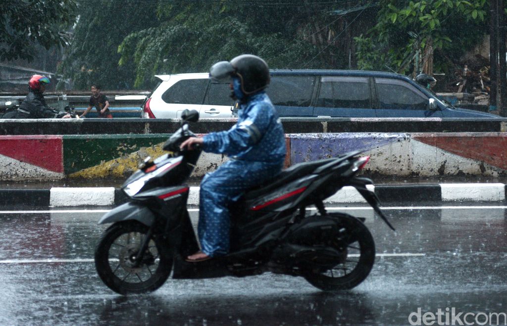 Hujan mengguyur kawasan Jakarta di awal bulan November. Para pengguna jalan pun tampak siap sedia jas hujan agar tetap dapat beraktivitas di kala hujan.