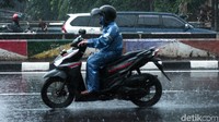 Jas hujan berbagai model dan warna pun tampak lalu lalang di jalanan Ibu Kota saat hujan mengguyur kawasan Jakarta.