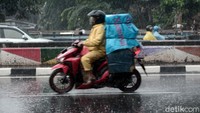 Seorang pengendara tampak mengenakan jas hujan saat melintasi wilayah Matraman, Jakarta Timur, Rabu (4/11/2020).