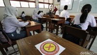 Proses belajar dilakukan dengan penerapan protokol kesehatan seperti mengosongkan meja untuk menjaga jarak.