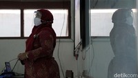 Siswa dan guru juga harus mencuci tangan, memakai masker dan menjaga jarak.