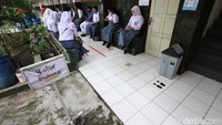 Di Kota Solo SMU 3 kelas X adalah salah satu sekolah yang sudah menerapkan proses belajar mengajar tatap muka.