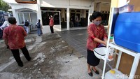 Pihak sekolah juga menyediakan tempat cuci tangan.