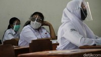 Siswa mengikuti pembelajaran tatap muka di SMU 3, Solo, Jawa Tengah, Rabu (4/11).