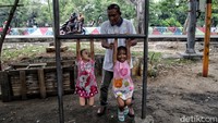 Salah satu fasilitas yang ada di area RPTRA adalah taman bermain yang dilengkapi dengan berbagai wahana permainan untuk anak-anak. Tak heran. kawasan RPTRA kerap dikunjungi anak-anak saat sore hari maupun di akhir pekan untuk bermain permainan yang ada di sana.