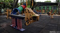 Sejumlah wahana bermain yang ada di area RPTRA tampak ditutup dengan lakban agar tak dapat digunakan selama RPTRA di Jakarta tutup sementara, Rabu (4/11/2020).