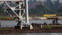 Sekedar informasi, embung yang ada di Masjid Apung Al-Jabbar berfungsi sebagai penampung air hujan.