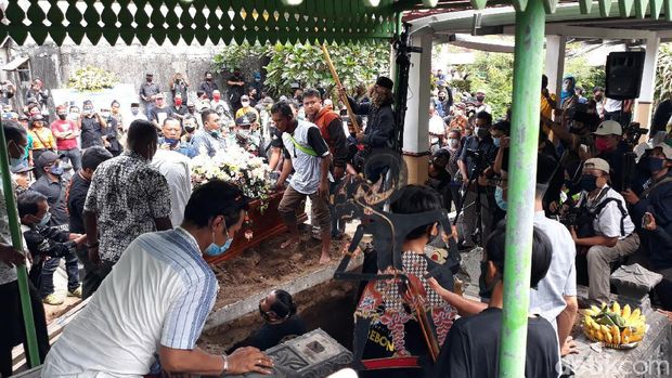 Prosesi pemakaman dalang Ki Seno Nugroho, Rabu (4/11/2020).