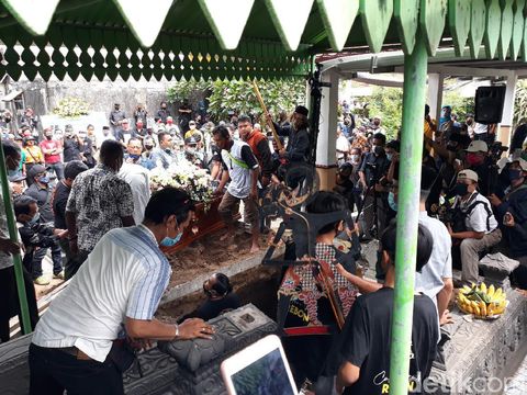 Prosesi pemakaman dalang Ki Seno Nugroho, Rabu (4/11/2020).