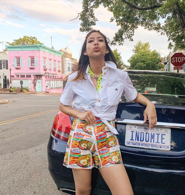 Baru mulai lagi waktu quarantine kemarin, aku nggak ada kegiatan. Pas lagi wardrobe cleansing nemu banyak clothing yang sudah nggak terpakai dan kalau dibuang sayang. At first aku cuma tempel-tempel bungkus permen susu ke sepatu karena takut rusak. Tapi lama-lama aku gunting-gunting juga sepatu, baju, dan lainnya untuk eksperimen. Kalau celana dari Indomie aku bikin iseng-iseng aja untuk match sama plat mobilku, ternyata pada suka, ungkap Putri ketika berbincang dengan Wolipop, Rabu (4/11/2020) .Foto: Instagram @putrisamboda.