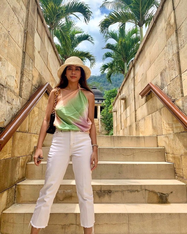 Karya fashion Putri ini banyak mendapat pujian karena dia memakai material atau bahan yang tidak biasa digunakan. Namun menurutnya busana berbahan plastik ini sesuatu yang umum dan sudah banyak dibuat desainer dunia. Foto: Instagram @putrisamboda.