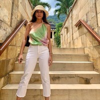 Karya fashion Putri ini banyak mendapat pujian karena dia memakai material atau bahan yang tidak biasa digunakan. Namun menurutnya busana berbahan plastik ini sesuatu yang umum dan sudah banyak dibuat desainer dunia. Foto: Instagram @putrisamboda.