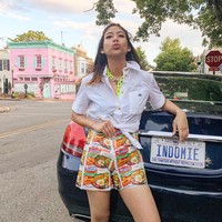 Baru mulai lagi waktu quarantine kemarin, aku nggak ada kegiatan. Pas lagi wardrobe cleansing nemu banyak clothing yang sudah nggak terpakai dan kalau dibuang sayang. At first aku cuma tempel-tempel bungkus permen susu ke sepatu karena takut rusak. Tapi lama-lama aku gunting-gunting juga sepatu, baju, dan lainnya untuk eksperimen. Kalau celana dari Indomie aku bikin iseng-iseng aja untuk match sama plat mobilku, ternyata pada suka, ungkap Putri ketika berbincang dengan Wolipop, Rabu (4/11/2020) .Foto: Instagram @putrisamboda.