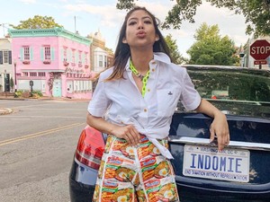 Kenalan dengan Putri Samboda, Selebgram Viral Pakai Baju dari Bungkus Indomie