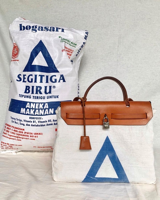 Karya-karya Putri menarik perhatian dan banyak dipuji warganet. Dia membuat sepatu hak yang ditambahkan bungkus permen White Rabbit di belakangnya. Kemudian ada celana dari bungkus indomie, tas berbahan karung terigu hingga celana pendek dari bungkus agar-agar. Roknya beli di mana, tulis netizen yang takjub dengan hasil karya Putri Samboda. Omg. kerenn, tulis netizen lain. Selalu gemes sama ide idenya tuhh, tulis netizen lainnya. Foto: Instagram @putrisamboda.