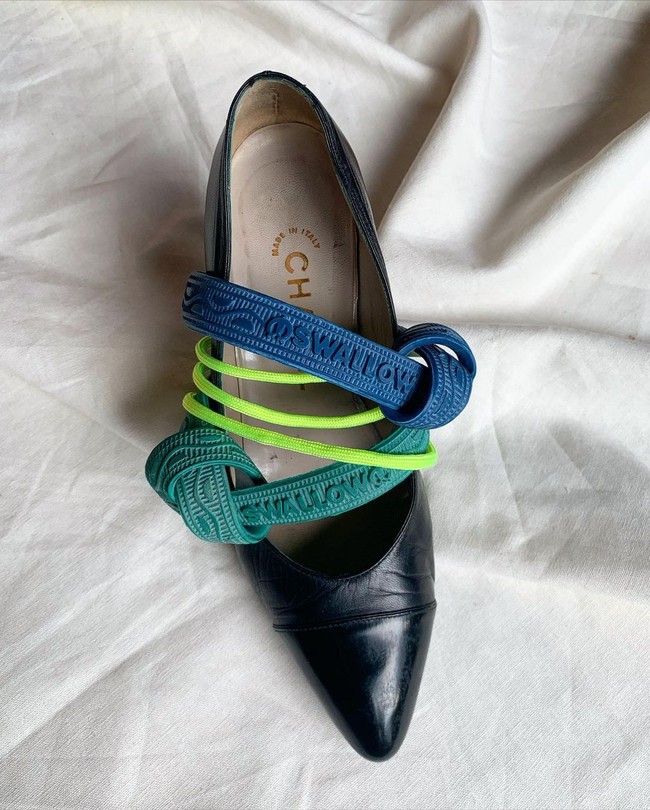 Putri Samboda tertarik membuat produk fashion dari bungkus bekas makanan karena pada dasarnya dia adalah orang yang tidak suka terlihat monoton. Dia juga tak melulu mengikuti tren fashion.Aku sering ngerasa bosen sama wardrobe yang aku punya dan fast fashion industry in general. Basically Im just combining two things I like: food dengan fashion, katanya. Foto: Instagram @putrisamboda.