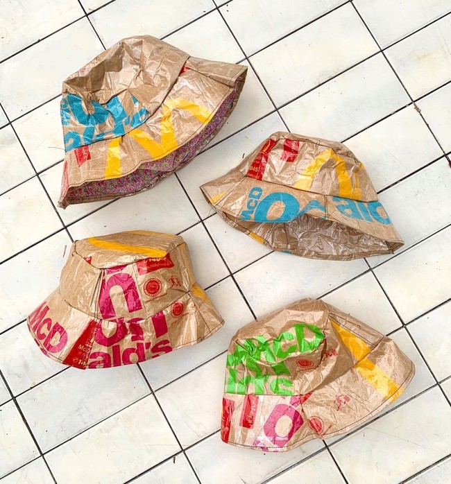 Menghasilkan tas hingga baju dari barang bekas, diakui Putri Samboda bukan sesuatu yang mudah. Apalagi dia melakukannya tanpa panduan atau tutorial dari orang lain.Different creations pasti ada different challenges karena semuanya aku yang bikin dan nggak ada tutorialnya atau panduannya. Jadi problems and solutions harus dipikir sendiri. I think the biggest challenge dalam proses pembuatan itu merealisasikan ide kita, tuturnya. Foto: Instagram @putrisamboda.