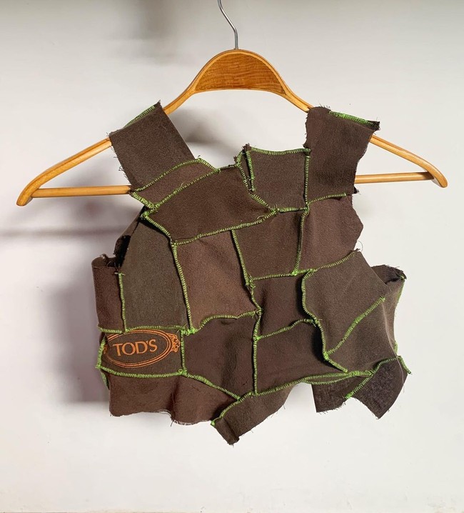 Sudah banyak yang upcycling food packaging jadi aksesori baju, contohnya ibu-ibu di Desa Sukunan or even designers seperti Jeremy Scott atau Moschino. For me Im just combining these ideas with my own style. Tapi inti konsepnya sih mengombinasi high fashion brands dan barang recehan dan nggak keliatan norak, kata Putri yang tengah menyelesaikan studinya di Amerika Serikat. Foto: Instagram @putrisamboda.