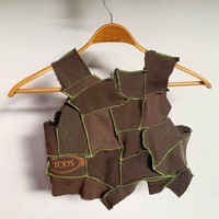 Sudah banyak yang upcycling food packaging jadi aksesori baju, contohnya ibu-ibu di Desa Sukunan or even designers seperti Jeremy Scott atau Moschino. For me Im just combining these ideas with my own style. Tapi inti konsepnya sih mengombinasi high fashion brands dan barang recehan dan nggak keliatan norak, kata Putri yang tengah menyelesaikan studinya di Amerika Serikat. Foto: Instagram @putrisamboda.