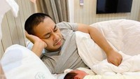 Keluarga kecil Radiya Dika kehadiran anggota baru. Anak kedua dari Raditya ini diberi nama Aksara Asa Nasution. Foto: Instagram @raditya_dika