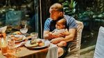 Bahagianya Raditya Dika Saat Makan Bareng Istri dan Keluarga
