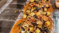 Pesta seafood di rumah, Raditya Dika membagikan foto lucu dimana terdapat anaknya di sana. Nampak Alea menjadi tuan rumah pesta seafood tersebut. Foto: Instagram @raditya_dika
