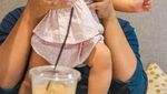 Bahagianya Raditya Dika Saat Makan Bareng Istri dan Keluarga