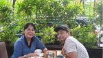 Bahagianya Raditya Dika Saat Makan Bareng Istri dan Keluarga