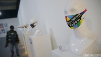 Pameran bertajuk “Let Them Become Fashion” ini diadakan dengan protokol kesehatan yang tetat.  
