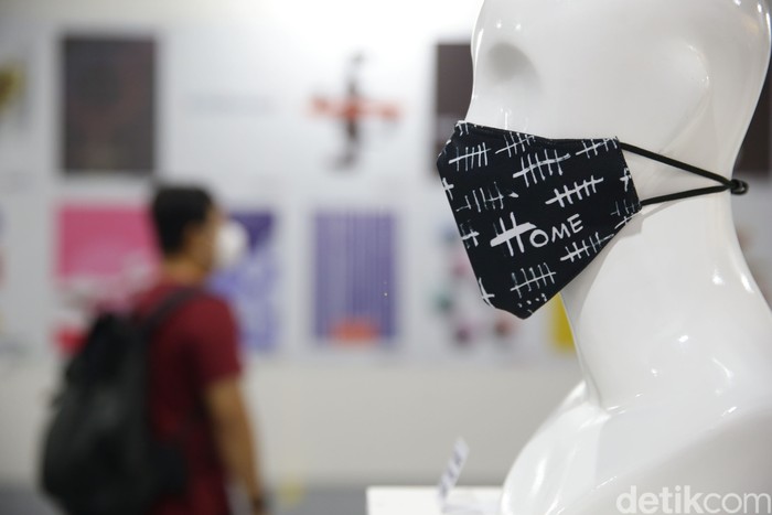 Pengunjung melihat desain masker yang dipamerkan di Summarecon Mall Serpong, Tangerang, Banten, Rabu (4/11/2020).