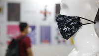 Pengunjung melihat desain masker yang dipamerkan di Summarecon Mall Serpong, Tangerang, Banten, Rabu (4/11/2020).  