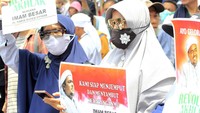 Ratusan orang ini berkumpul di depan Gedung Sate sejak pukul 09.00 WIB.