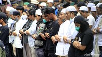 Massa menggelar salat berjamaah.
