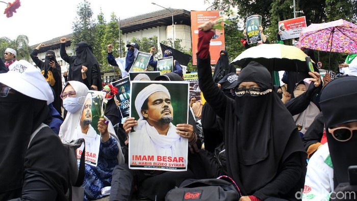 Massa Aliansi Pergerakan Islam (API) gelar aksi di Gedung Sate, Kota Bandung, Rabu (4/11/2020). 'Rapat Besar' ini untuk menyabut rencana kepulangan Habib Rizieq.