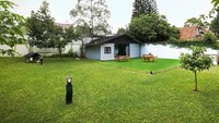 Dari depan, rumah itu mirip dengan yang digambarnya saat kecil. Foto: Instagram Renatta Moeloek