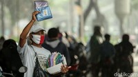 Pasalnya, tak sedikit pengendara motor yang membeli jas hujan dari para pedagang tersebut agar dapat kembali melanjutkan perjalanan menembus hujan.